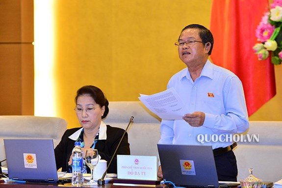 Phó chủ tịch Quốc hội Đỗ Bá Tỵ phát biểu kết luận phiên họp. Ảnh: Quốc hội.